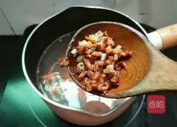 Illustration of how to make celery, carrot and meat slices noodles 4