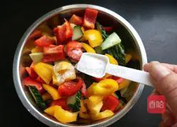 Illustration of how to make cold cucumbers and peppers 4