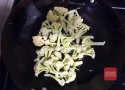 Illustration of how to make sausage and cauliflower 3