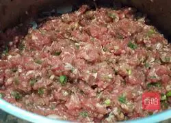 Illustration of how to make celery and pork dumplings 5