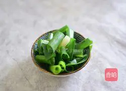 Illustration of how to make noodles with scallion oil 2