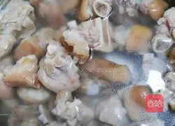 Illustration of how to make pickled pig's trotters 2