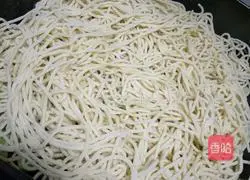 Illustration of braised noodles with pork belly and beans 7