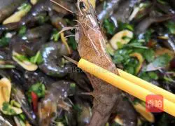 Illustration of how to make raw pickled shrimp 7