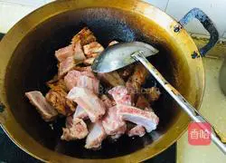 Illustration of braised pork ribs and noodles 5