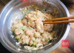 Illustration of how to make chicken wontons in clear soup 4