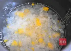 Illustration of how to make fruit white fungus soup 7