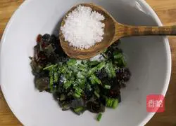 Illustration of how to make lactone tofu mixed with preserved eggs 9