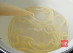 Illustration of how to make egg noodles by Douyin Internet celebrity 4
