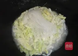 Illustration of how to stir-fry vermicelli with cabbage 3