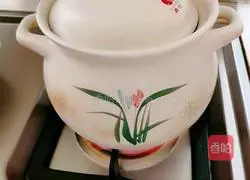 Illustration of how to make wolfberry corn chicken soup 7