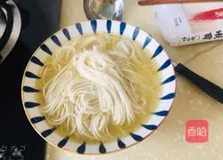 Illustration of how to make spicy egg noodles 4