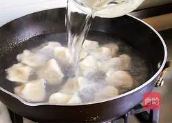 Illustration of how to make winter melon and pork filling dumplings to remove moisture in summer 12