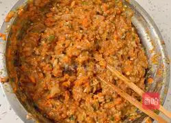 Illustration of how to make carrots, onions, mushrooms and beef xiaolongbao 10