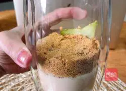 Illustration of how to make fruit yogurt wood bran cup 8