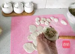Illustration of how to make pork and radish dumplings 12