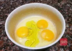 Illustration of how to make steamed egg custard with spinach and shrimp 5