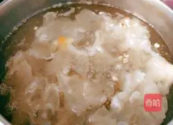 Illustration of how to make kiwi fruit barley and white fungus soup 7