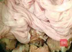 Illustration of how to make grass root small intestine soup 4