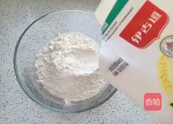 Illustration of how to cut steamed buns with two-color knife 1