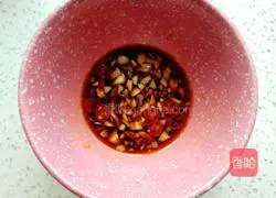 Illustration of how to tear garlic sprouts by hand 5