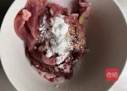 Illustration of how to make shredded pork noodles 1