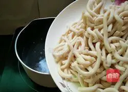 Illustration of how to make sugar noodles 3