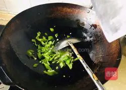 Illustration of how to make green pepper, egg and tomato noodles 8