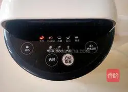 Illustration of how to make walnut and peanut milk 6