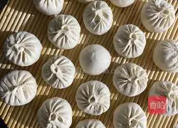 Illustration of how to make carrot and cherry pork buns 6