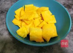 Illustration of how to make peach gum, pumpkin and pine nut soup 3