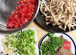 Illustration of how to make duck liver mushroom noodle soup 2