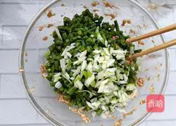 Illustration of how to make pork and beans stuffed buns 15