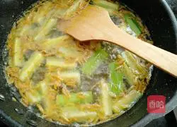 Illustration of how to make shrimp loofah and egg soup 11