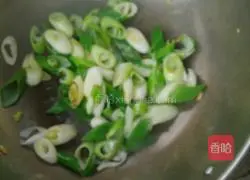 Illustration of how to make fried eggs with green onions 5