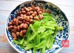 Illustration of how to make cold celery and peanuts 4