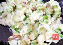 Illustration of how to make okra scrambled eggs 8