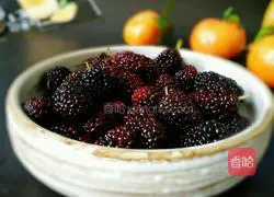 Illustration of how to make mulberry fruit tea 1
