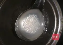 Illustration of how to make white fungus, red dates and sago 6