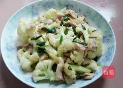 Illustration of how to make cauliflower slices 10