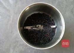 Illustration of how to make black rice steamed buns 1