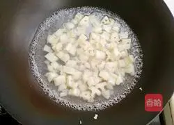 Illustration of how to make spicy and sour lotus root dices 4