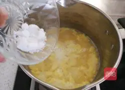 Illustration of how to make egg drop cornmeal soup 10