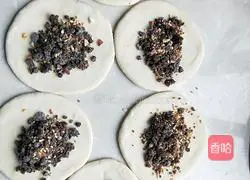 Illustration of how to make peanut sesame candy triangle 9