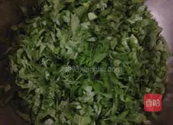 Illustration of how to make celery leaf cake 2