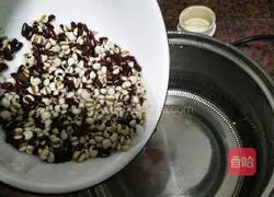 Illustration of how to make barley and red bean water 10