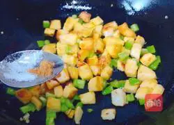 Illustration of how to make fried diced steamed buns 14