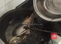 Illustration of how to make braised crucian carp 3