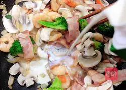 Cream Mushroom Seafood Pasta Recipe Illustration 13