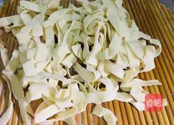 Illustration of how to make egg and tomato noodle soup 3